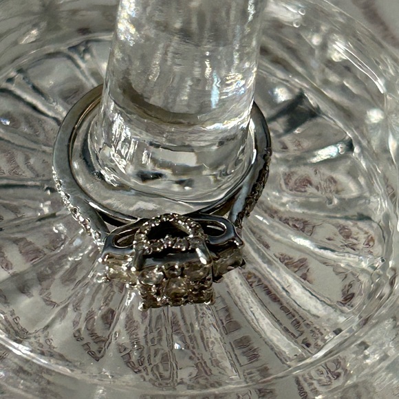 OVER 1 CTW DIAMOND RING SET WITH DIAMOND HEART ON THE SIDES. - Picture 13 of 16